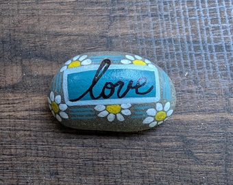 Piedra pintada a mano – Guirnalda floral “Amor” – Decoración de piedra para jardín, regalo de piedra pintada para exteriores o interiores