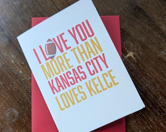 Te amo más de lo que Kansas City ama a Kelce - Tarjeta divertida con temática de los Kansas City Chiefs - Tarjeta de fútbol americano del Super Bowl de 4x5 para el Día de San Valentín