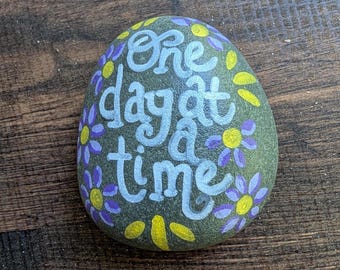 Piedra pintada a mano – “Un día a la vez” Piedra hippie floral – Decoración de jardín, regalo de piedra pintada para exteriores o interiores