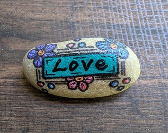 Piedra pintada a mano – Guirnalda floral “Amor” – Decoración de piedra para jardín, regalo de piedra pintada para exteriores o interiores
