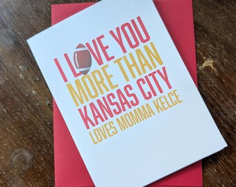 Te amo más de lo que Kansas City ama a mamá Kelce - Tarjeta divertida con temática de los Kansas City Chiefs - Tarjeta de fútbol americano del Super Bowl de 4x5 para el Día de San Valentín