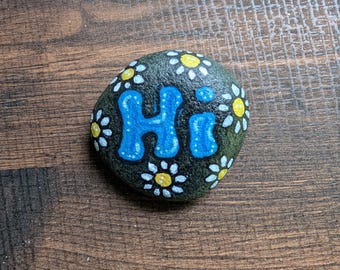 Piedra pintada a mano – Piedra hippie floral “Hola” – Decoración de jardín, piedra pintada para exteriores o interiores.