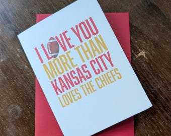 Tarjeta "Te amo más de lo que Kansas City ama a los Chiefs" - Divertida tarjeta temática de los Kansas City Chiefs - Tarjeta de fútbol americano de 4x5 pulgadas para el Día de San Valentín y el Super Bowl