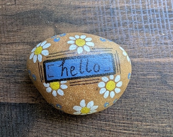 Piedra pintada a mano – Guirnalda floral “hola” – Decoración de piedra para jardín, regalo de piedra pintada para exteriores o interiores