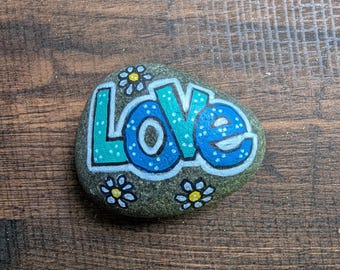 Piedra pintada a mano – Piedra hippie floral “Amor” – Decoración de jardín, piedra pintada para exteriores o interiores. Regalo ideal.