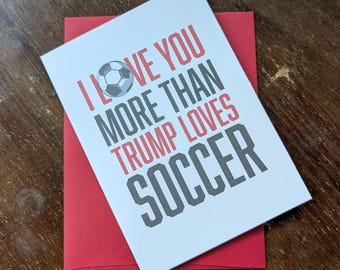 Tarjeta "Te amo más de lo que Trump ama el fútbol" - Divertida tarjeta de Donald Trump para la Copa Mundial - Tarjeta temática del presidente de 4x5