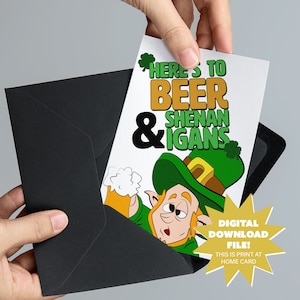 Aqui está a cerveja e as travessuras Dia de São Patrício Download digital - Engraçado adulto Cerveja 5x7 Cartão para impressão romântico, aniversário, dia dos namorados