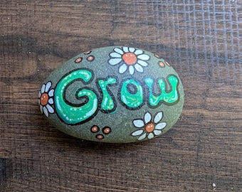 Piedra pintada a mano – Piedra hippie floral “Grow” – Decoración de jardín, piedra pintada para exteriores o interiores.