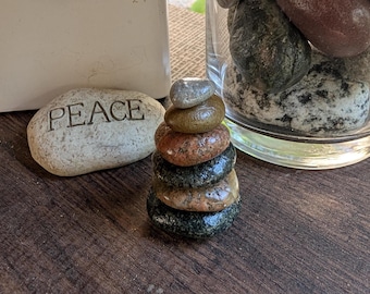 Montículo de piedras artesanal de Michigan – Pequeña decoración de piedra apilada – Escultura zen de piedra de lago – Arte de equilibrio natural – Regalo para jardín interior y exterior