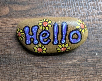 Piedra pintada a mano – Piedra hippie floral “Hola” – Decoración de jardín, piedra pintada para exteriores o interiores.