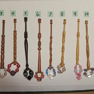 UN SOLO CANTIDAD de bolillos de encaje Midlands. Bolillos ligeramente usados con lentejuelas de cuentas de vidrio. Aproximadamente 11,5 cm. 9,90 € cada uno. Excelentes piezas de colección.