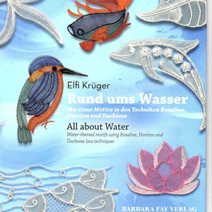 Op de afbeelding: Een boekomslag met de titel "Rund ums Wasser" van Elfi Krüger. De omslag toont verschillende kantmotieven van zeedieren, waaronder een ijsvogel, vissen, een zeester, een schelp en een lotusbloem. Het boek gaat over watermotieven met de kanttechnieken Rosaline, Honiton en Duchesse.