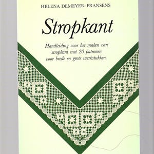 Op de afbeelding: Boekomslag met een groene achtergrond en witte kantversiering. De titel is "Stropkant" en de ondertitel is "Handleiding voor het maken van stropkant met 20 patronen voor brede en grote werkstukken." De auteur is Helena Demeyer-Fransens. De uitgever is Uitgeverij Terra Zutphen.