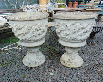 Paire de grandes urnes en pierre reconstituée patinée ornées de fleurs