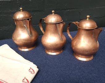Lot de 3 pichets à couvercle en cuivre