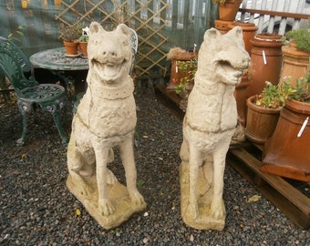 Paire de grands chiens imposants de style 16e siècle en pierre moulée