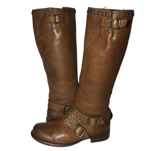 FRYE 76415 JENNA STUDDED Buckle Brown Leather Motorcycle Boots Women&#39;s Size 8  || Riding Biking Rock