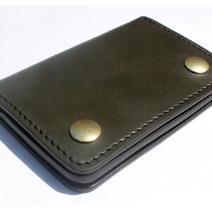Cartera de motociclista de piel con bridas verde oliva oscuro, cartera de piel para hombre, cartera con cierre de latón, cartera de piel, tarjetero, plegable, fabricada en EE. UU.