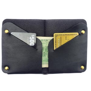 Cartera plegable de cuero para hombre, hecha a mano: billetera minimalista delgada, billetera negra con acabado vegetal, regalo para el Día del Padre o graduación, con remaches de latón.