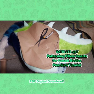 Puede incluir: Primer plano de un patrón de papel marrón que se está recortando con unas tijeras. El patrón se está colocando encima de una cabeza de fursuit verde y blanca. El texto de la imagen dice "MATRICES.NET Patterning Pillow Inserts for Fursuit Bodies Premium Tutorial PDF Digital Download!"