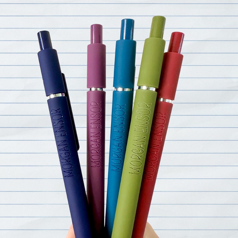 Stylos personnalisésLot de 5 stylos personnalisés gravés au toucher douxCadeau personnalisé pour elle Cadeau pour luiCadeau collègueFournitures de bureau personnalisées image 3