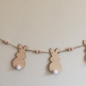 NEU - 90cm lange Girlande aus unbemalten lasergeschnittenen Osterhasen mit niedlichem Baumwollschwanz auf Jutezwirn gehängt