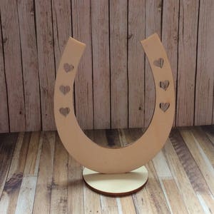 Grote 15cm vrijstaande ongeverfde lasergesneden hoefijzer met hartuitsparing perfect voor bruiloft plaats instelling gunsten crafting