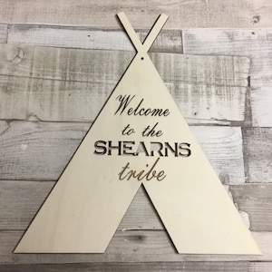 Große personalisierte Familie Name Laser geschnitten Holz TeepeE Wigwam Plaque - Boho Stammes-Dekor.  Willkommen in unserem Stamm.