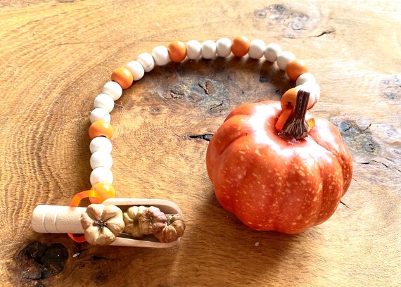 Adorable 45cm long bead garland with Pumpkin and pumpkin scoop - perfect for Autumnal/fall tiered trays