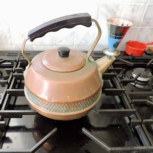 Bouilloire en cuivre vintage, bouilloire sur la cuisinière, décoration de cuisine chic ferme française