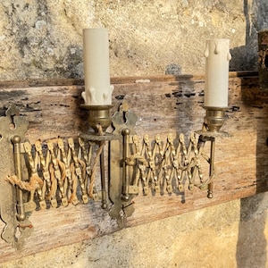 Paar 1920er Jahre Klavier-Kerzenhalter, die in Lichter umgewandelt wurden, Vintage französische Jugendstil-Kerzenhalter, Kerzen-Wandleuchter aus Silberblech