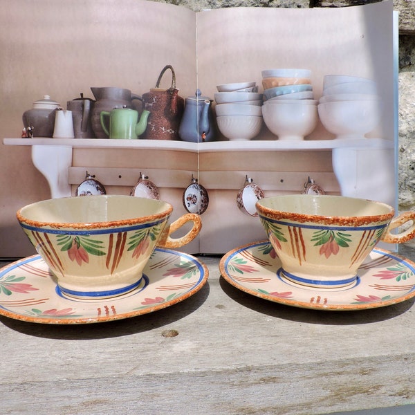 Quimper tasses et soucoupes poterie d'art populaire peinte à la main, deux tasses à café/chocolat Henriot, faïence bretonne, signé Henriot de Quimper