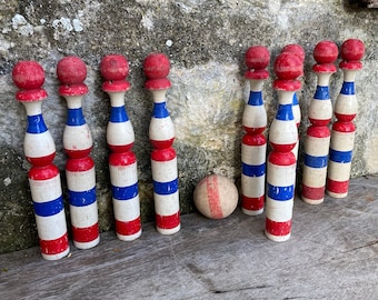 Jeu de quilles des années 1950, 9 vieilles quilles de bowling françaises et boule en bois, quilles de bowling en bois vintage et boule, Français shabby chic