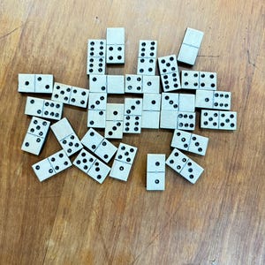 Dominó francés de la década de 1930, 28 piezas de ébano y hueso, juego de colección antiguo, dominó de barra francés, juego de fichas