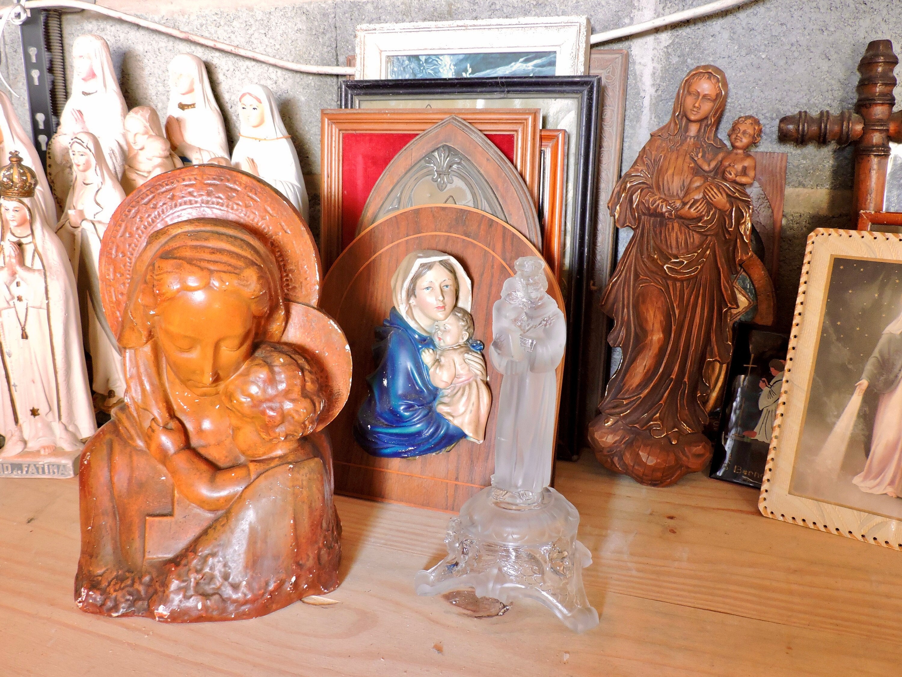 Vierge Marie Tenant Jésus avec Des Anges Putti, Sculpture en Verre Du Saint Rosaire