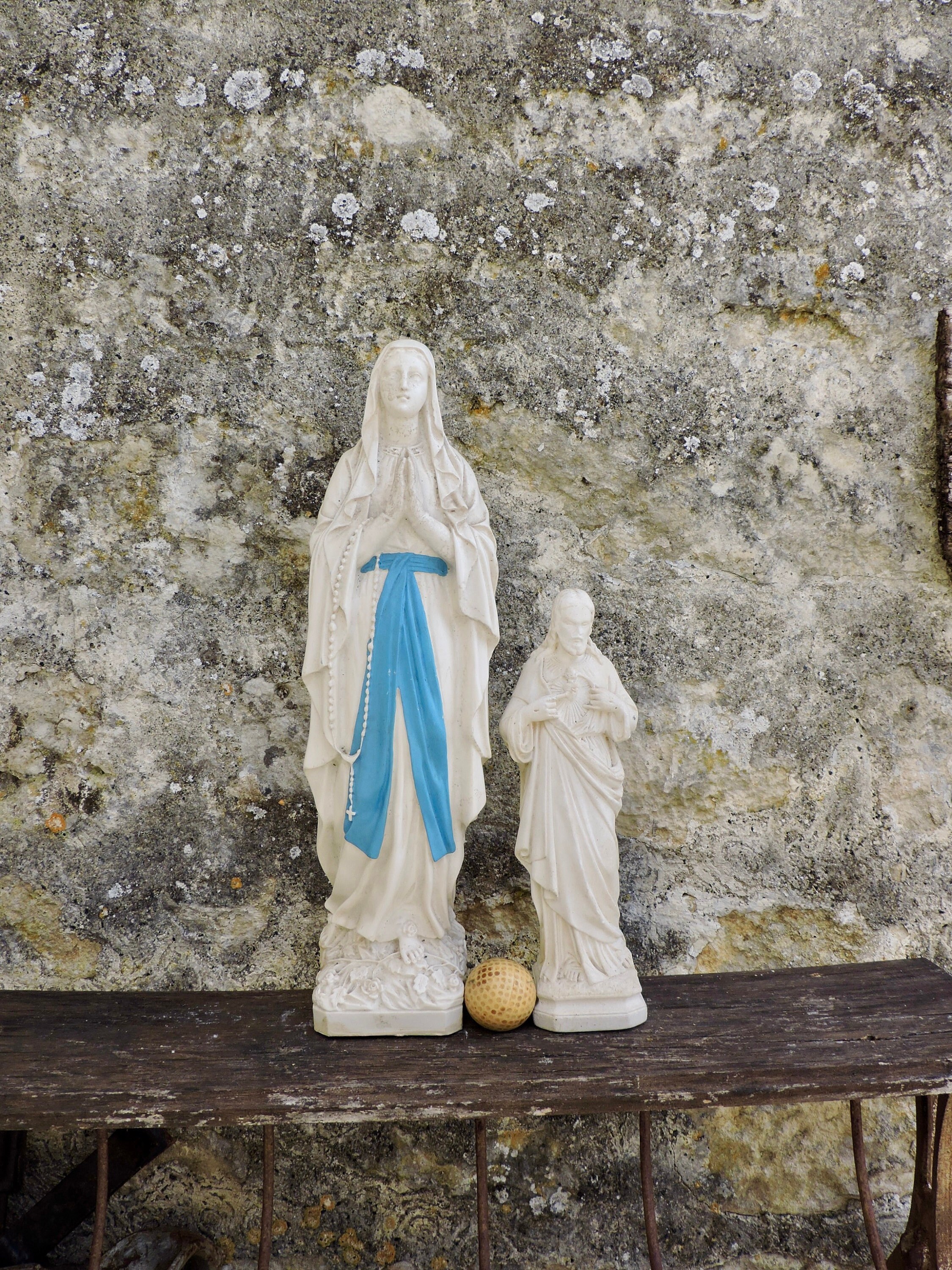 Deux Statues Religieuses,