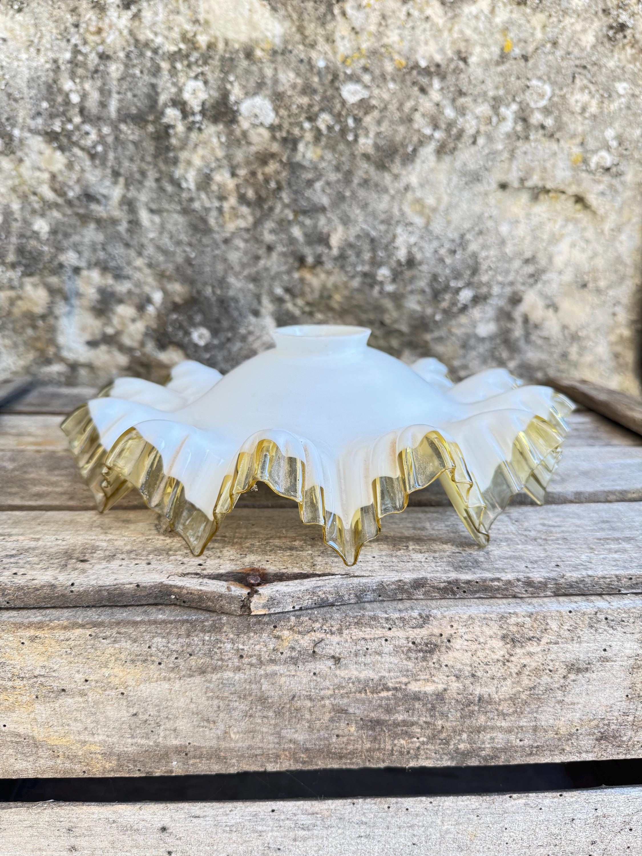 Plafonnier ancien, opaline / globe