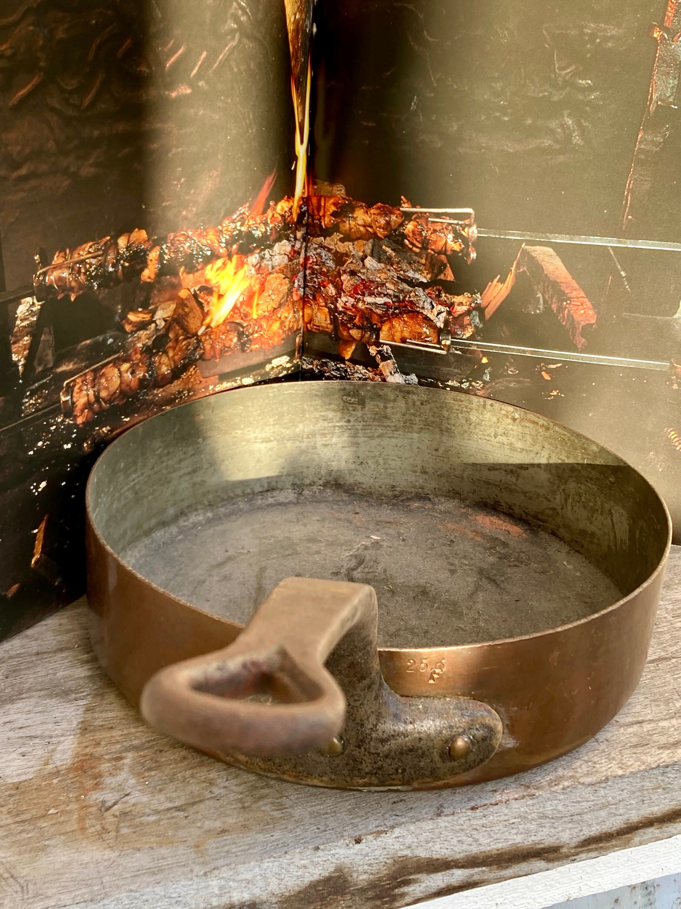 poêle/poêle en cuivre des années 1930 avec poignée fer, poêle à sauter doublée d'acier de fabrication français, décor cuisine vintage