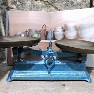 Vintage Kitchen Scales, Domestic Weighing Scales With Cast Iron Base and Brass Plates, Original Condition, French Rustic Farmhouse