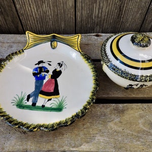 2 Cerâmicas Henriot Quimper; Prato de aperitivos e uma panela com tampa, faiança francesa vintage decorada à mão, cerâmica de arte popular