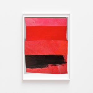 Op de afbeelding: Abstract schilderij met horizontale strepen in rood, roze en zwart. Het schilderij is ingelijst in een wit frame.