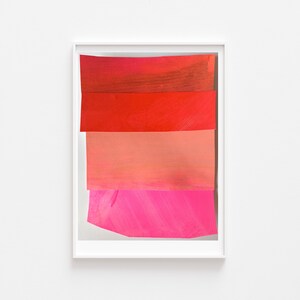 Op de afbeelding: Abstracte kunstprint met vijf horizontale strepen in rood, oranje, roze en wit. De strepen zijn op elkaar gelegd, waardoor een gevoel van diepte en beweging ontstaat.
