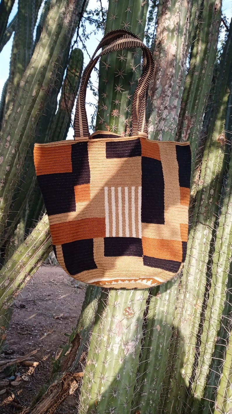 Grand sac fourre-tout Wayuu au crochet, beige et naturel, sac de marché tissé à la main, sac de plage colombien, joli sac fourre-tout fait main, accessoire d'été image 4