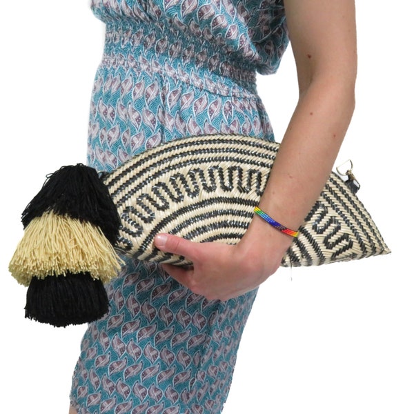 Chic Iraca Palm Handbag: Woven Elegance for Ladies - Rattan, Straw, and Valentine's Day Gift in One Stylish Wrist Bag! Big on Style!