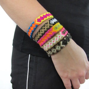 Pulsera WAYUU pulsera amistad colorida original de Colombia hecha a mano comercio justo pareja familia cumpleaños amor trenzado hombres mujeres crochet imagen 2