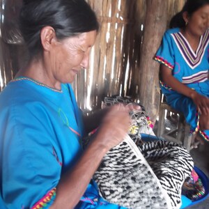 Grand sac wayuu mochila motif wayuu fait main bolso wayuu taschen sac bandoulière sac cadeaux colombiens sangle colorée fabrication indigène image 2