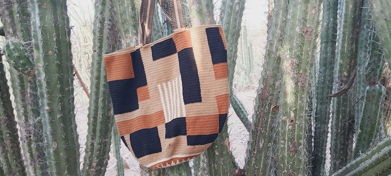 Grand sac fourre-tout Wayuu au crochet, beige et naturel, sac de marché tissé à la main, sac de plage colombien, joli sac fourre-tout fait main, accessoire d'été image 5
