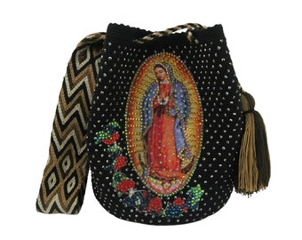 Sac à mochila WAYUU Virgin Guadalupe Carmen DÉCORÉ avec des pierres, des cristaux, sac original de Colombie fait main commerce équitable sac à main au crochet