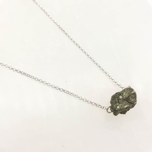 Collar de pirita natural, joyas para la confianza, tarjeta de significado de piedras preciosas, regalo de energía curativa, ideas para su collar de menos de 30 de oro de tonto