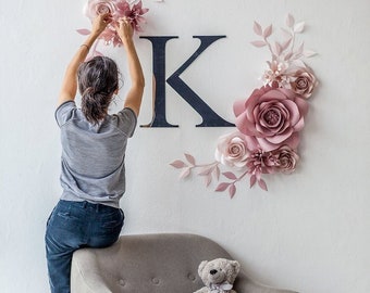 Décor personnalisé de mur de pépinière - décor de mur de fleurs en papier en rose - signe personnalisé de pépinière